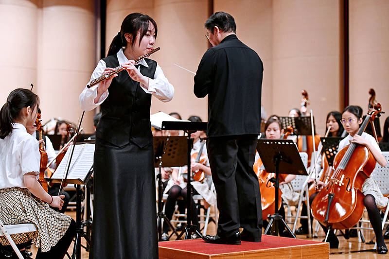 康橋秀岡校區12年級長笛首席陳妍安透過樂團合作培養傾聽與毅力，在校方支持下兼顧學業並錄取國際音樂學府。（康橋國際學校提供）