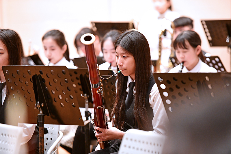 康橋秀岡校區12年級低音管手李品臻從學習者成為榜樣，在反覆練習中培養耐性與沉穩態度。（康橋國際學校提供）